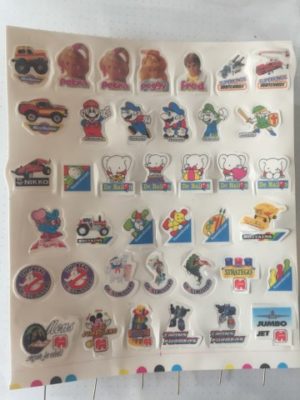 Blad met 39 speldjes diverse Items