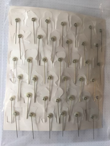 Blad met 39 speldjes diverse Items