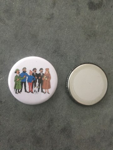 Twee grote kuifje magneten / button